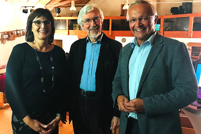 Die Geschftsfhrerin des Naturparks Irmgard Schrer mit dem Referenten Dr. Rudolf Rabe sowie Landrat Achim Hallerbach (von links). Foto: Naturpark Rhein-Westerwald