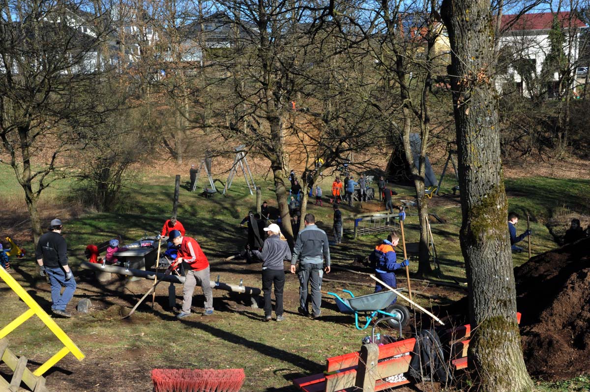 Waldspielplatz Flammersfeld wird renoviert: Bei bestem Wetter packten viele an