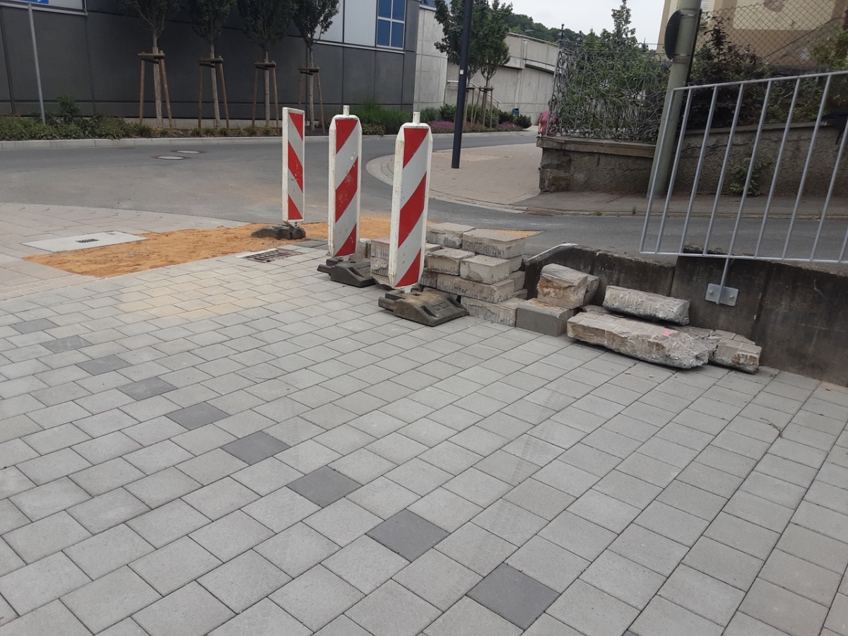 Ein sogenannter Notaufbruch ist durchaus keine Seltenheit und kommt immer wieder vor. Die Oberflche in der Bahnhofstrae, Ecke Hgelstrae wird in Krze wieder hergerichtet. (Fotos: privat) 