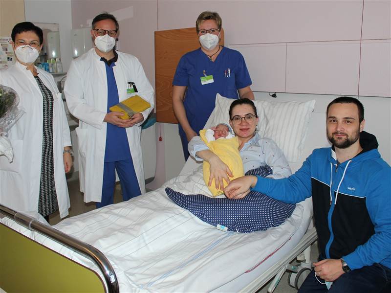 Vom Rummel um seine Person bekommt der kleine Wladimir Raabe nichts mit. Als Neujahrsbaby kam er im Diakonie Klinikum Jung-Stilling zur Welt. Mit seinen Eltern Iulia und Stefan freuen sich (von links) Chefrztin Dr. Flutura Dede, Leitender Oberarzt Dr. Ulrich Hennig und Hebamme Christiane Wahler. (Foto: Diakonie Klinikum)