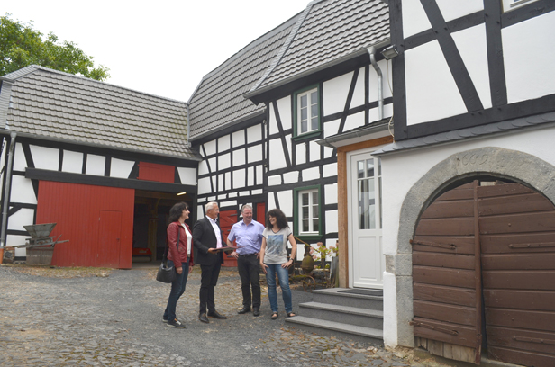 Von links nach rechts: Bauherren Astrid und Matthias Schwarz, Achim Hallerbach, 1. Kreisbeigeordneter, Margit Rdder-Rasbach, Dorferneuerungsbeauftragte des Landkreises. Foto: Privat