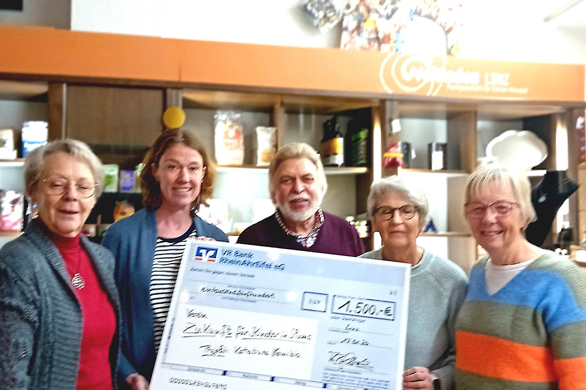 Von links: Britta Tokarz, Anne Scharrenbroich, A.-Peter Gillrath, Gisela Bach, Jutta Demuth. Foto: Weltladen Linz
