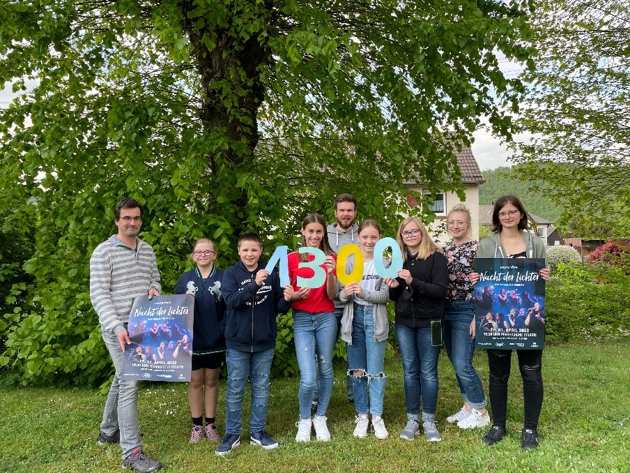 Symbolische Spendenbergabe mit den Soulteens, Jessica Diehl (2.v.r) und Jannik Brck (Mitte) von Haste Tne an das Solidarittsnetz von Caritas und Pastoralem Raum Betzdorf, vertreten von Pastoralreferent Christian Ferdinand (links). (Foto: Haste Tne)