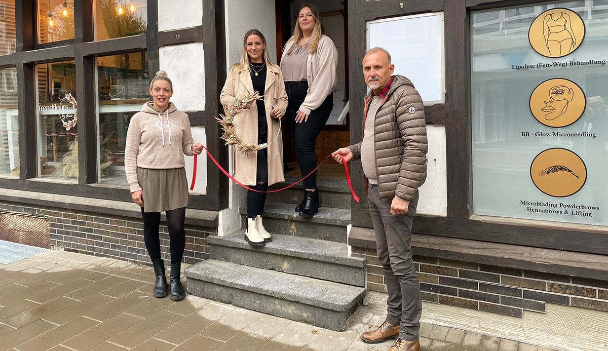 Freuen sich auf die Erffnung von "Trendfleurs und "Die Lashbar. Von links: Stella Orecchioni-Saado, Ann-Christin Rdiger, Vivian Yilmaz und Uli No. (Foto: KathaBe)