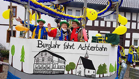 "Burglahr fhrt Achterbahn" - die "Alten Wilden".  Die Clubs Knallkorken, Sumpfsue und Speckbohnen warteten im Nelkensamstagszug in Burglahr nicht nur mit einem Motivwagen sondern auch mit einer lebenden Achterbahn auf. Foto: Rolf Schmidt-Markoski