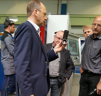 TIME-Geschftsfhrer Dr. Ralf Polzin prsentierte den interessierten NEMAS-Teilnehmern beim Rundgang durch das TIME-Technikum aktuelle Forschungsbeispiele, die das Institut praxisnah fr Unternehmen durchgefhrt hat. Foto: TIME