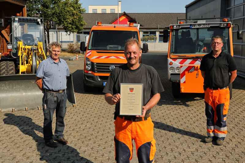 Unter anderem mit einer Dankesurkunde bedankte sich Ortsbrgermeister Thomas Weidenfeller (von links) bei Christoph Stradl fr 25 Jahre Dienst als hauptamtlicher Gemeindearbeiter in Nentershausen. Tobias Keul gratulierte als zweiter Gemeindearbeiter ebenfalls seinem Kollegen zum Dienstjubilum. Foto: OG Nentershausen/Egenolf