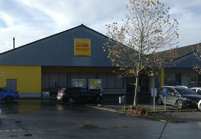 Von Schlieung keine Spur: Der Netto-Markendiscounter bleibt dem Zentrum an der Siegener Strae in Altenkirchen erhalten. (Foto: hak)