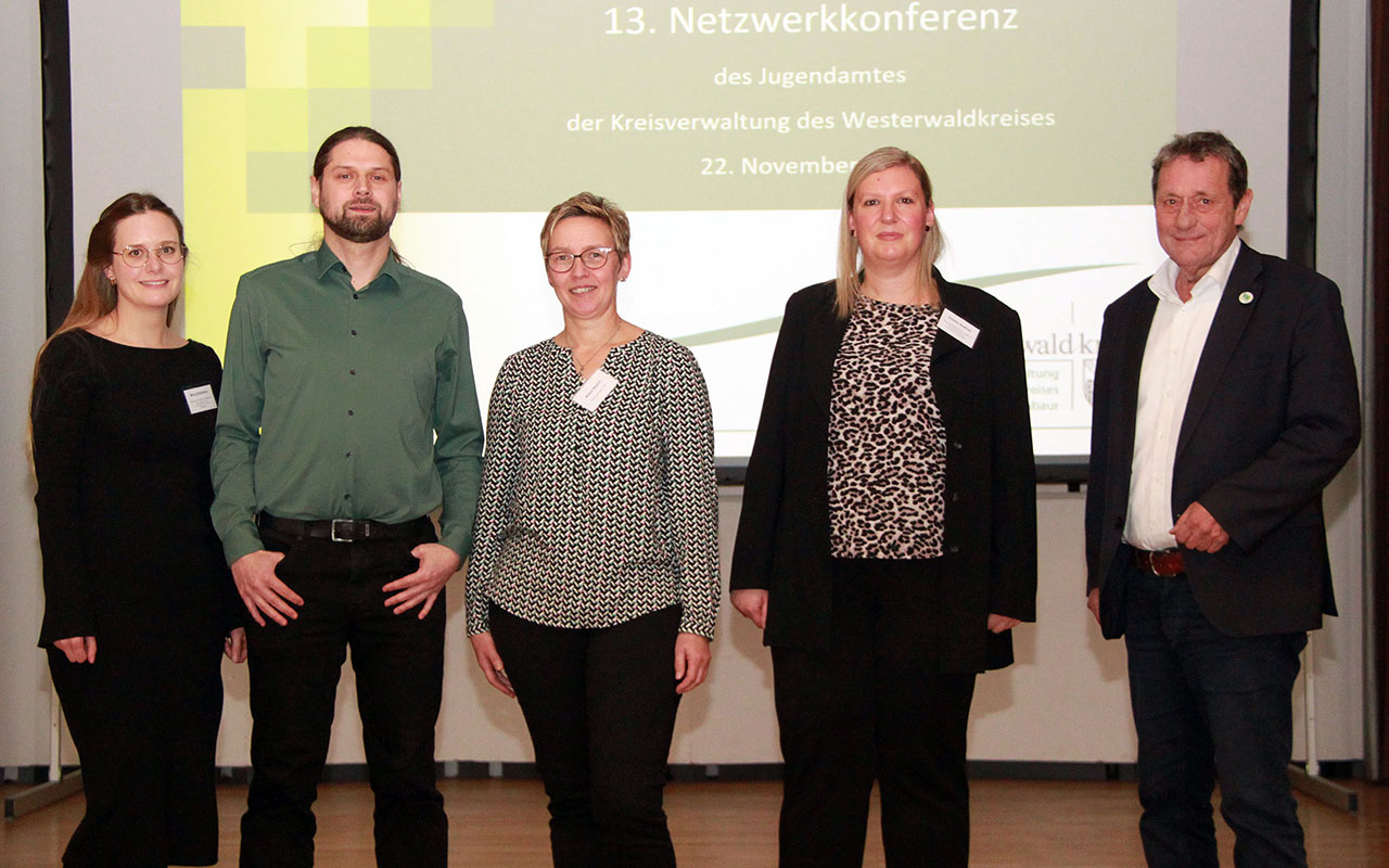 Von links Netzwerkkoordinatorin Nina Schchen, Sascha Orth vom Sonderdienst Kinderschutz, Referentin Alexa Musch, Netzwerkkoordinatorin Kristin Andree und Landrat Achim Schwickert. (Foto: Kreisverwaltung / Carolin Faller)