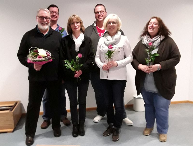 Vereins-Vorstand von links beginnend: Uwe Donath, Markus Schneider, vorn,links beginnend: Joachim Sztochaj, Sylvia Knautz, Katrin Donath, Jeanine Eggert-Schneider. Foto: privat