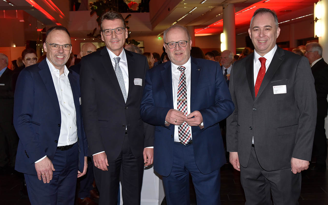 Von links: Andreas Grg (Mitglied Vorstand), Dr. Andreas Reingen (Vorstandsvorsitzender), Landrat Dr. Peter Enders (Verwaltungsratsvorsitzender) und Michael Bug (Mitglied Vorstand) beim Neujahrsempfang. (Foto: Simone Schwamborn