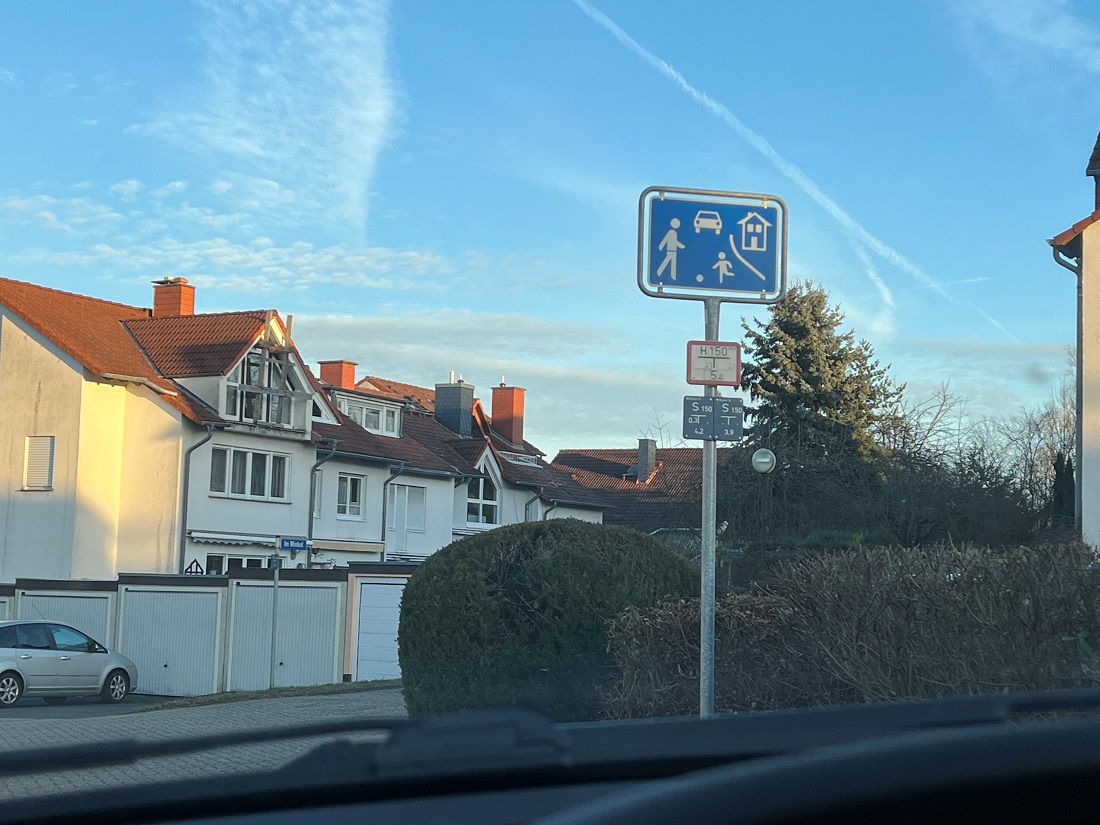 Ein verkehrsberuhigter Bereich in Neuhusel wird von vielen Verkehrsteilnehmern gar nicht als solcher wahrgenommen. (Foto: Elke Stockhausen)
