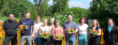 Die Neue Arbeit e. V. freut sich mit fnf Auszubildenden aus verschiedenen Berufsfeldern ber deren erfolgreich absolvierte Abschlussprfungen und feierte dies mit einem Sommerfest. (Foto: Neue Arbeit e. V.)