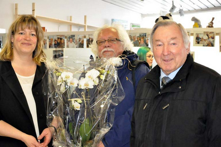 Stefanie Schneider, Geschftsfhrerin der Neuen Arbeit in Altenkirchen, konnte zur Erffnung der Mbelhalle am neuen Standort unter anderem die Beigeordneten Wolfgang Conzendorf und Manfred Maurer (von links) aus der Verbandsgemeinde Flammersfeld begren. (Fotop: kk) 