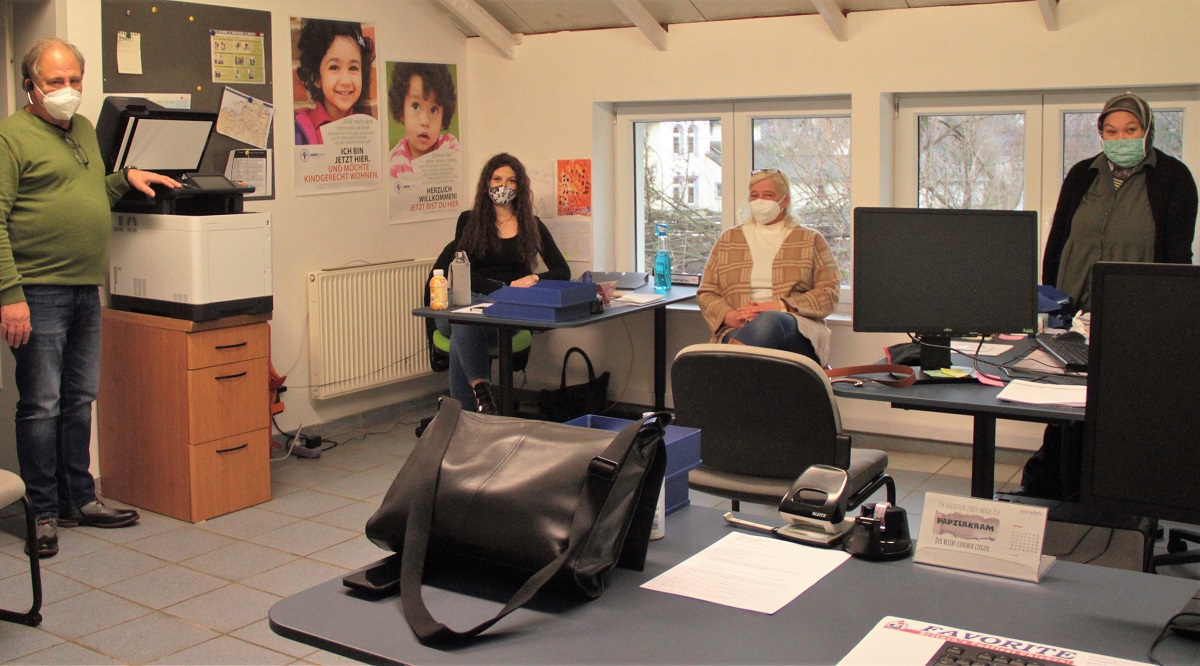 Teamsitzungen finden regelmig in der Walzwerkstrae in Wissen statt. v.l.: Wolfgang Gregoric, Hannah Mertens (studentische Hilfskraft), Judith Schnell und Hatice Cengizhan-Yanar (Foto: hwl)