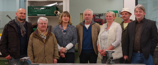 Gruppenfoto in der Metallwerkstatt, von rechts: DGB-Kreisvorsitzender Bernd Becker, Ernst Hardt-Neuer (IG-BAU), Judith Schnell (Neue Arbeit), Uwe Wallbrecher (IG-Metall), Stefanie Schneider (Neue Arbeit), Udo Quarz (ver.di), Axel Karger (GEW) / Foto: Erik Eisenhauer- DGB