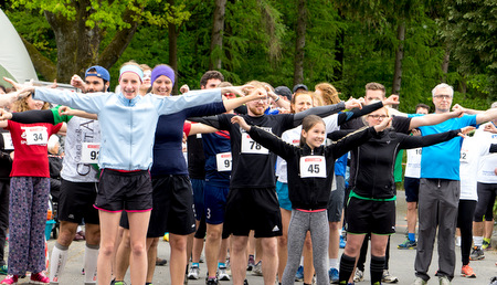 Vor dem Start zum Sponsorenlauf beim Missions- und Bildungswerk Neues Leben am 1. Mai in Wlmersen. (Foto: Ren Schulte/Neues Leben)