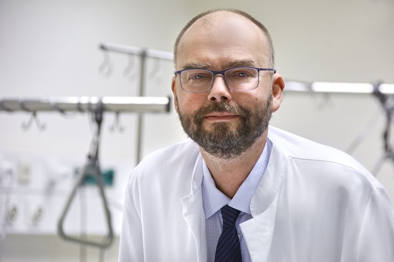 Hat sich in seinen klinisch-wissenschaftlichen Studien insbesondere mit der Verbesserung der Therapiemglichkeiten fr onkologische Patienten beschftigt: Professor Dr. Thomas Neuhaus. Fotos. St. Vincenz