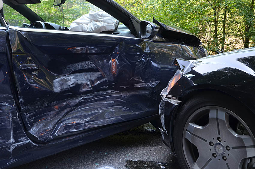 Schwerer Verkehrsunfall mit vier Fahrzeugen auf der B 49  