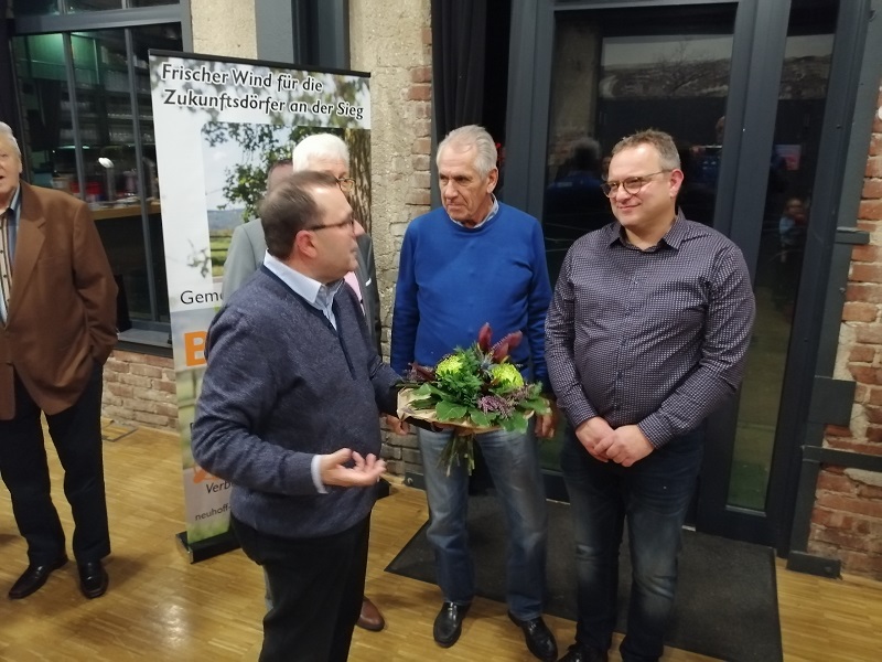 Blumen fr den Brgermeister in sp Berno Neuhoff (rechts): Claus Behner (links) gratulierte als Erster Beigeordneter fr die Stadt Wissen. (Foto: hak)