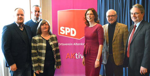 Von links: Kreisvorsitzender Andreas Hundhausen, Vorsitzender SPD Weyerbusch, Ralf Schwarzbach, Vorsitzende Anka Seelbach, Ministerin Sabine Btzing-Lichtenthler, MdL Heijo Hfer und Kreisbeigeordneter Klaus Schneider. Foto: kk