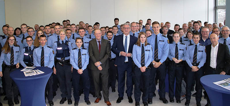 Polizeiprsident Maron begrt frisch graduierte Polizeibeamte