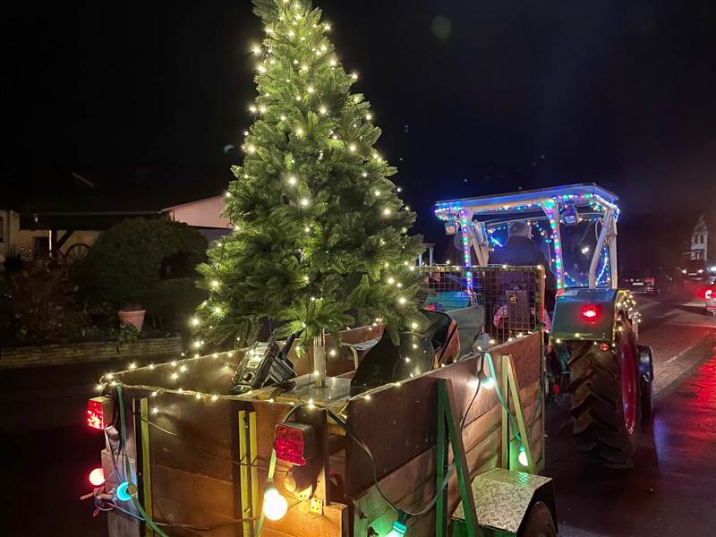 Am Samstagabend verbreitete in und um Niederfischbach ein Weihnachtszug ein Zeichen der Hoffnung und des Zusammenhalts. 22 Fahrzeuge waren festlich illuminiert und geschmckt. (Fotos via Phillip Skworzow)