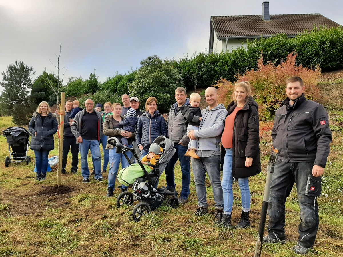 Fr Nele, Lisa, Kalle, Hannah, Romy, Luis-Noel, Lotta Marie und Moritz aus Selbach wurden am Samstag (23. Oktober) Geburtsbumchen gepflanzt. Auch Ratsmitglied Gerd Stahl (dritter von links) nahm ebenfalls an der Aktion teil. (Foto: Ortsgemeinde) 