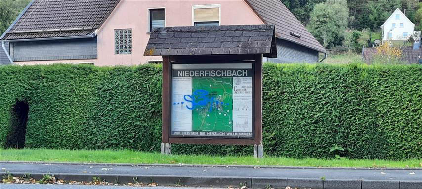 Unter anderem gelangten Hinweistafeln ins Visier der Unbekannten. (Foto: Polizei Niederfischbach)