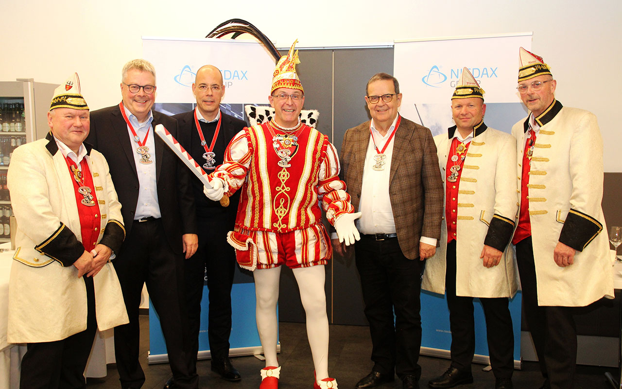 Von links: Prinzenfahrer Michael (Murmel) Nietzard, Technischer Geschftsfhrer Alexander Horn, Geschftsfhrer International Adrian Lowiner, Prinz Norbert II, CEO Bruno Reufels, Adjutant Ralf Rondi (Fltzer) und Adjutant Horst (Hotti) Schreiber. (Foto: Sybille Holl)