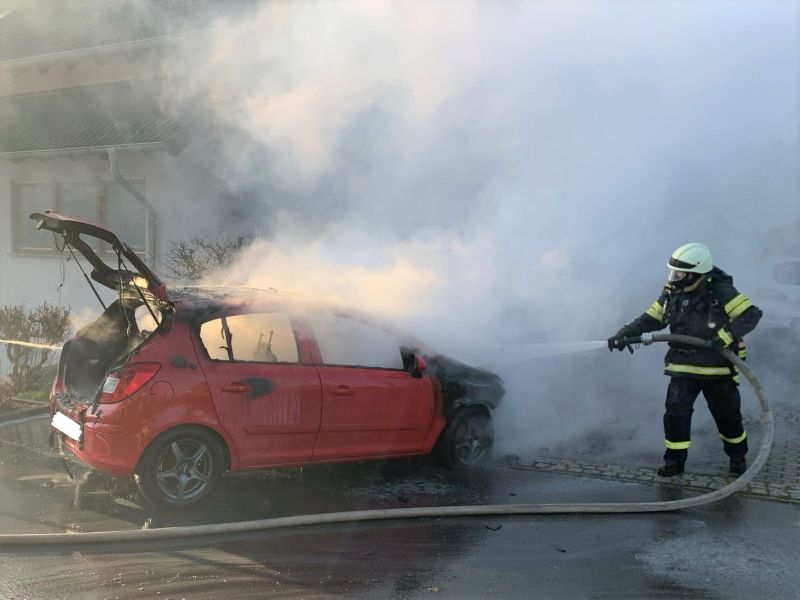 Fahrzeugbrand in Niederahr