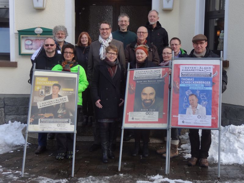 Die Aktiven der Kleinkunstbhne Mons Tabor freuten sich ber den Besuch von Alexander Schweitzer (Bildmitte, mit weiem Schal) als berraschungsgast aus Mainz beim Neujahrstreff der Bhne in Niederelbert. Foto: privat 