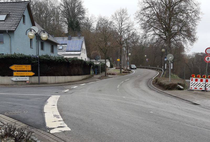 In Niederelbert wird die Verrohrung des Weiherhellbachs erneuert, der unter der Kreuzung Horresser Strae  Hauptstrae verluft. Whrend der Bauzeit ist die K168 Richtung Montabaur gesperrt. Foto: privat