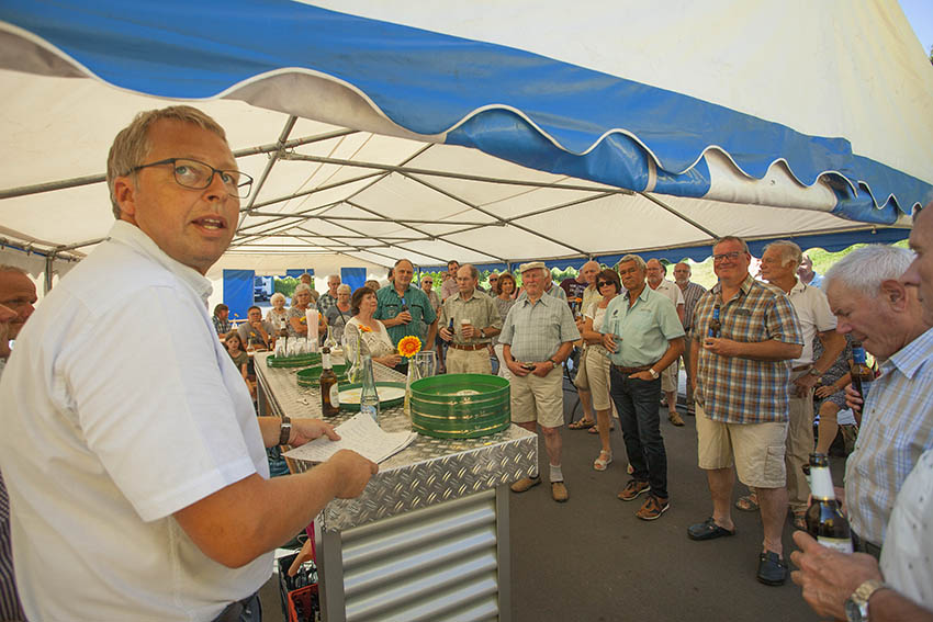 Ortsbrgermeister Achim Braasch konnte viele Gste und Bewohner begren. Fotos: Wolfgang Tischler