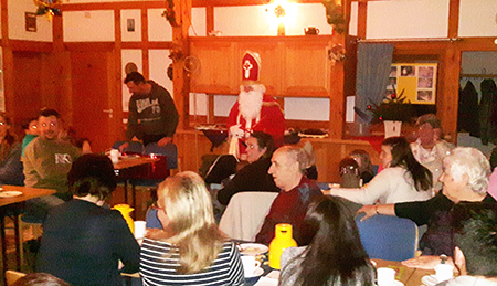 Der Nikolaus beschenkte die Kinder aus dem Dorf. Foto: Ortsgemeinde Niedersteinebach
