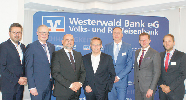 Nahmen beim Kommunal-Forum der Westerwald Bank das kommunale Anlage- und Finanzierungsmanagement in den Blick: (von links) Westerwald Bank-Vorstand Markus Kurtseifer, Gtz Rinn, Regionaldirektor der DZ Hyp, Hans-Dieter Meisberger, Abteilungsdirektor der DZ Privatbank, Westerwald Bank-Vorstand Dr. Ralf Klbach sowie von der DZ Privatbank Wealth Manager Christian Springer, Senior Portfolio Manager Ascan Iredi und Tom Schmezer, Abteilungsleiter Bankenbetreuer Vertrieb. (Foto: Westerwald Bank)