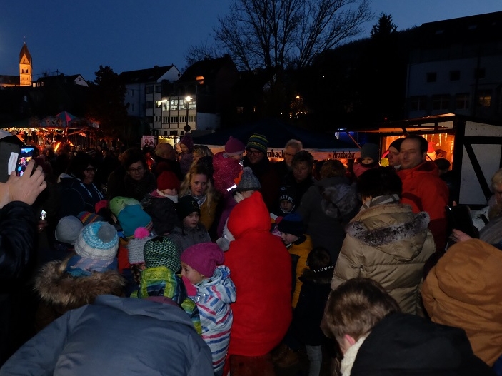 Solche Bilder vom Weihnachtsmarkt in Niederfischbach wird es - mit etwas Glck - erst 2022 wieder geben. Weitere Eindrcke von 2019 in der Galerie unter diesem Artikel. (Fotos: KathaBe)