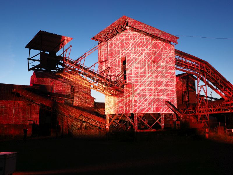 Rotes Licht mit Strukturen: Herzblut und Kunst. Fotos: Tatjana Steindorf