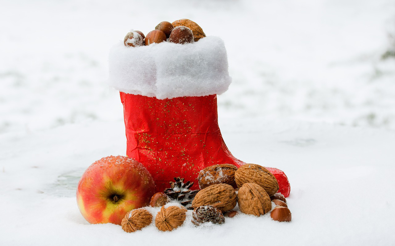 Der Nikolaus verteilt kleine Geschenke. (Symbolbild)