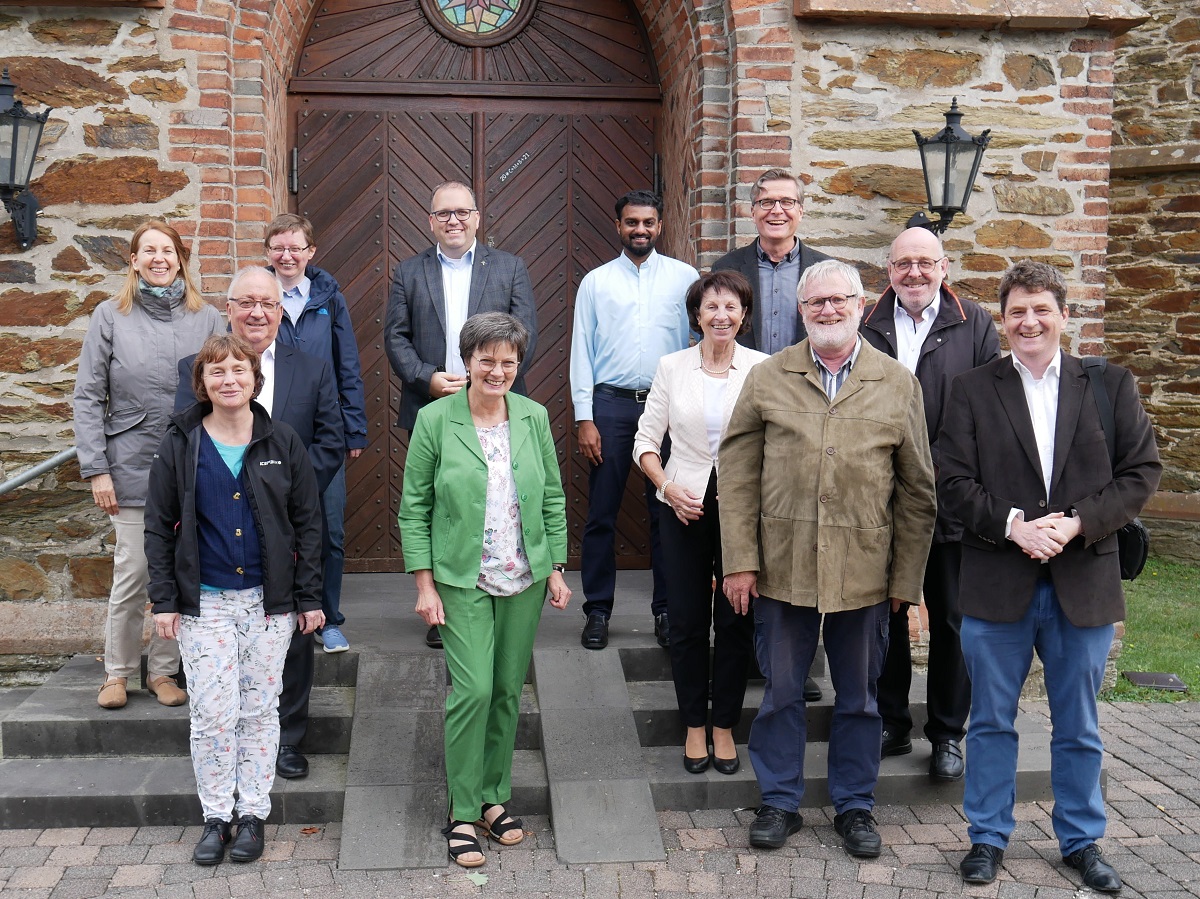 Abschied: (v.l.) Dizesanreferentin Angelika Brodherr, Pastoralreferentin Elke Weisbrod, Pfarrer Heinz-Walter Barthenheier, Gemeindereferentin Claudia Mazurek, Kaplan Stefan Salzmann, Gemeindereferentin Anne Nink, Pastoralpraktikant Pater Rijo Joy, Pfarrgemeinderats-Vorsitzende Christa Windeck, Pastoralreferent Markus Neust, Pastoralreferent Peter Klotz, Pfarrer Bernd Westermann, Pastoralreferent Gunnar Bach (Fotoquelle: Gunnar Bach)