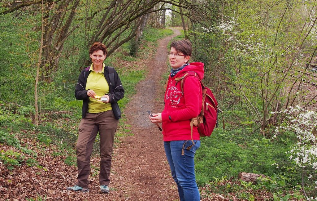 Nina Engel (WllerLand Touristik, links) und Wegepatin Veronika Gerigk hoffen, dass der Dreikirchenweg viele fr einen Stadtbummel der besonderen Art begeistern kann. Fotos: Tatjana Steindorf