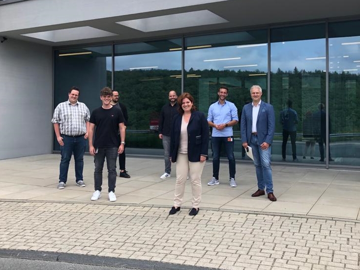 Besuch bei Zukunfts-Start-Up (von links): Andreas Weigel, der Grnder Simon Sack zusammen mit seinem Team, die Bundestagsabgeordnete Sandra Weeser und Carsten Seelmeyer. (Foto: Wahlkreisbro Weeser) 