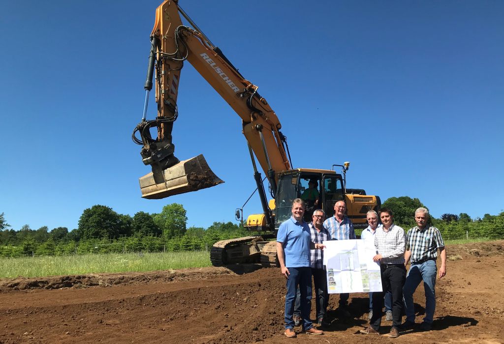 (V.l.n.r.) Brgermeister der Verbandsgemeinde Rennerod Gerrit Mller (Rennerod), Ortsbrgermeister Klaus Wehr (Willingen), Bauleiter Bruno Ludwig und Jochen Reuscher (beide Firma Reuscher), Christian Hachenberg (Planeo Ingenieure), Stephan Reeh (technischer Werkleiter). Foto: M.Wenzel