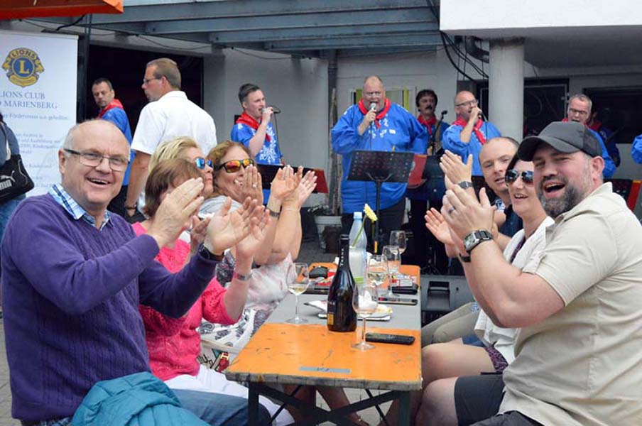 Die Hakijus brachten die Besucher in Stimmung. Fotos: kk