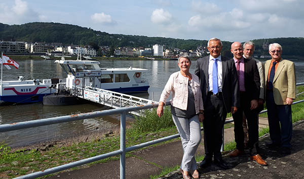 Cilly Adenauer/Ortsbrgermeisterin von Erpel, Achim Hallerbach/1. Kreisbeigeordneter, Udo Scholl/Geschftsfhrer der Rheinfhre Linz-Kripp GmbH, Dr. Hans-Georg Faust/Verwaltungsratsvorsitzender und Dr. Heinz Schmitz/Vertreter der VGV Unkel (von links). Foto: Kreisverwaltung
 