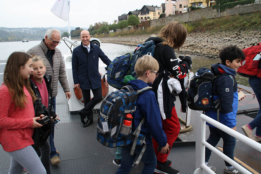 Der Geschftsfhrer der Fhrgesellschaft, Udo Scholl, freut sich, mit der Nixe dem Inselgymnasium aktuelle helfen zu knnen. Fotos: evm/Peerenboom