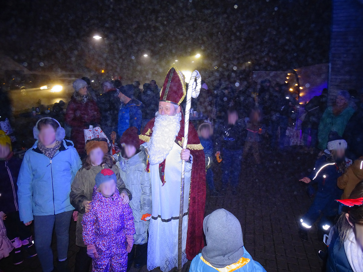 Nikolaus begeistert rund 100 Kinder bei Aktion der Versicherungsagentur Kisters
