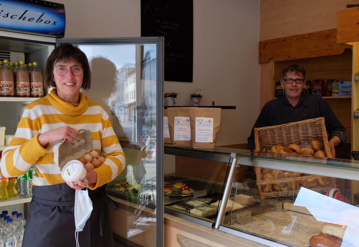 In Sandra`s Brotldchen in Wissens Altstadt gibt es neben im Bckerhandwerk gefertigten Backwaren auch Regionale Produkte von Hfen aus dem Wisserland. Von links: Alexandra Weidner-Schu und Gerhard Weidner. (Fotos: KathaBe)