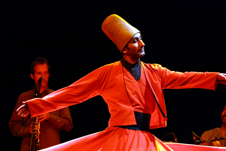 In dem Konzert des Ensembles um Reinald Noisten begegnen sich musikalisch und spirituell verschiedene Welten: jdische Klezmermusik, islamische Sufi Melodien und Traditionelles aus Kirchenmusik. Die Daf (Rahmentrommel) spielt rhythmisch betrend auf, die Klarinette sprt den Melodien improvisatorisch nach und der ekstatische Tanz des Derwischs zelebriert  dazu eine ausgeklgelte Choreografie des Lebens, Tods und der spirituellen Wiedergeburt. (Foto: Veranstalter)