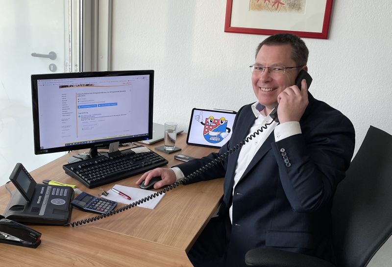 Als erste Ortsgemeinde in der VG Montabaur fasst Nomborn einen Ratsbeschluss im Umlaufverfahren. Ortsbrgermeister Patrick Brach navigiert die Ratsmitglieder per Telefon durch die neuen Funktionen im Ratsinformationssystem. Foto: Ortsgemeinde Nomborn